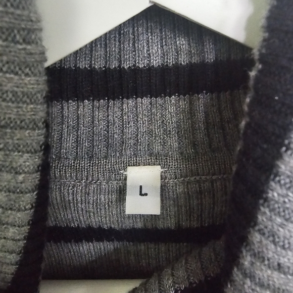 Multiple sweaters - Picture 4 of 6